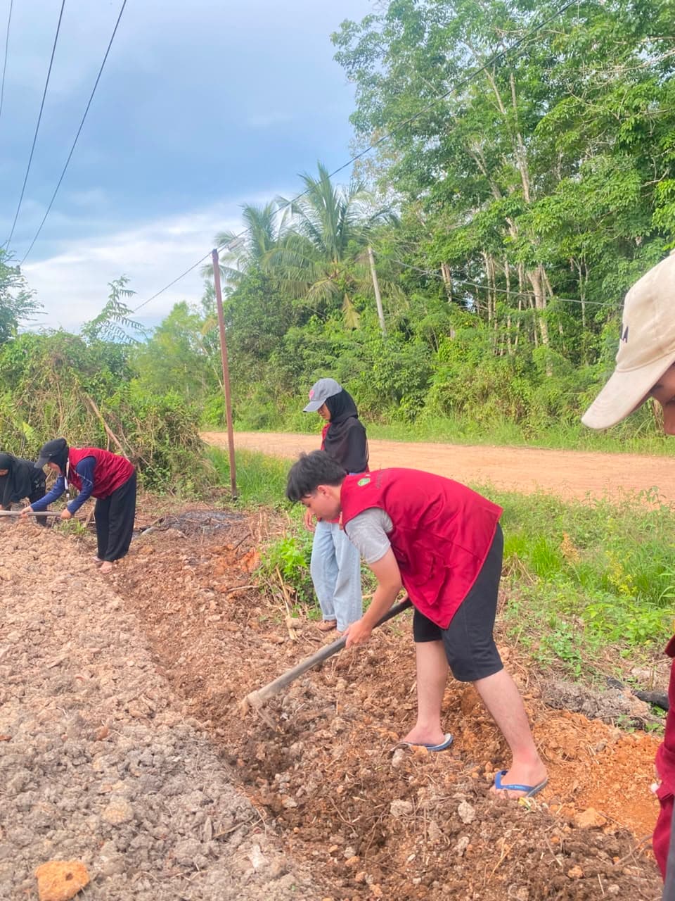 Relawan dan Warga Bahu-Membahu dalam Semangat Gotong Royong